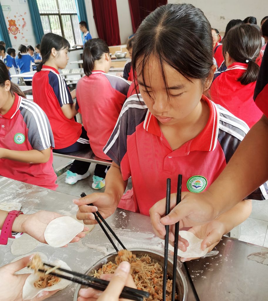 南华青少年专门学校“包饺子比赛”