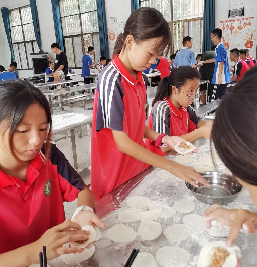 南华青少年专门学校“包饺子比赛”