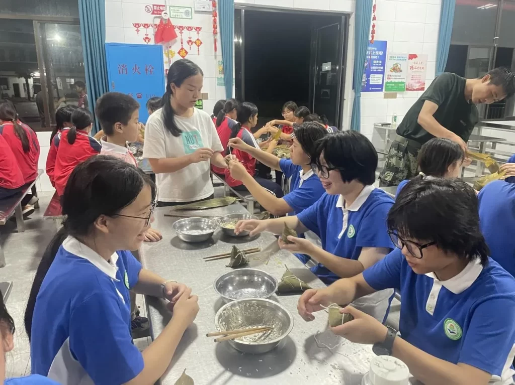 南华学校端午节包粽子活动