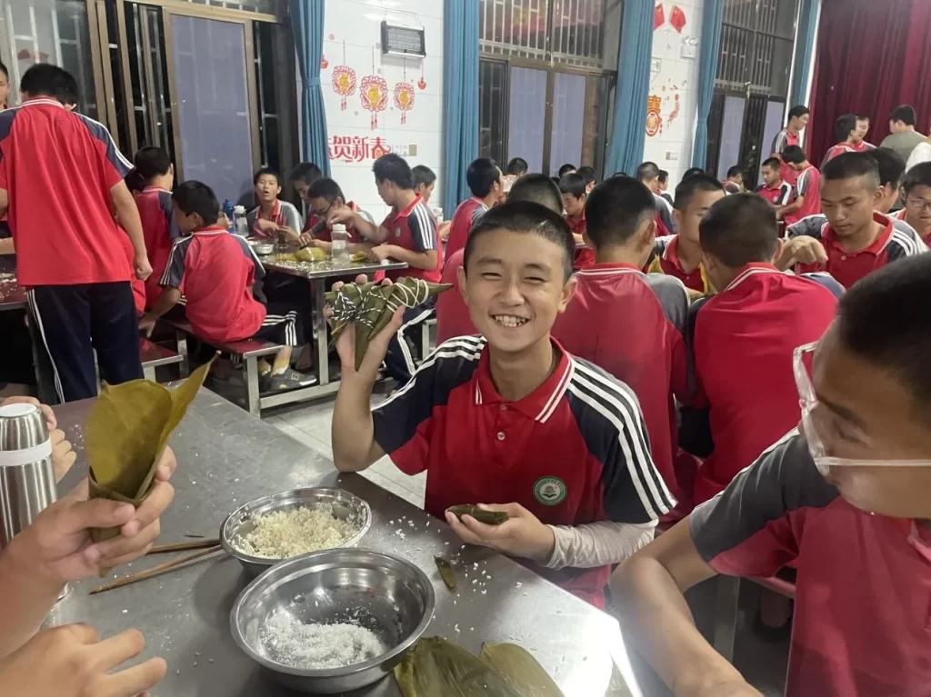 南华学校端午节包粽子活动