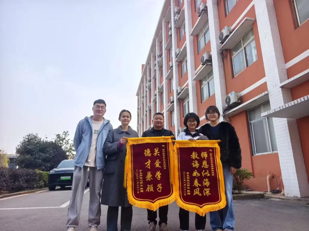 南华青少年素质学校：家长赠送锦旗，见证爱的回响