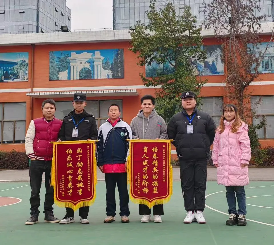 南华青少年素质学校：家长赠送锦旗，见证爱的回响